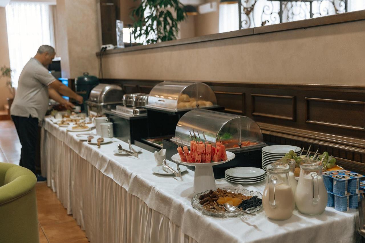 Medeu Hotel Qostanaj Buitenkant foto